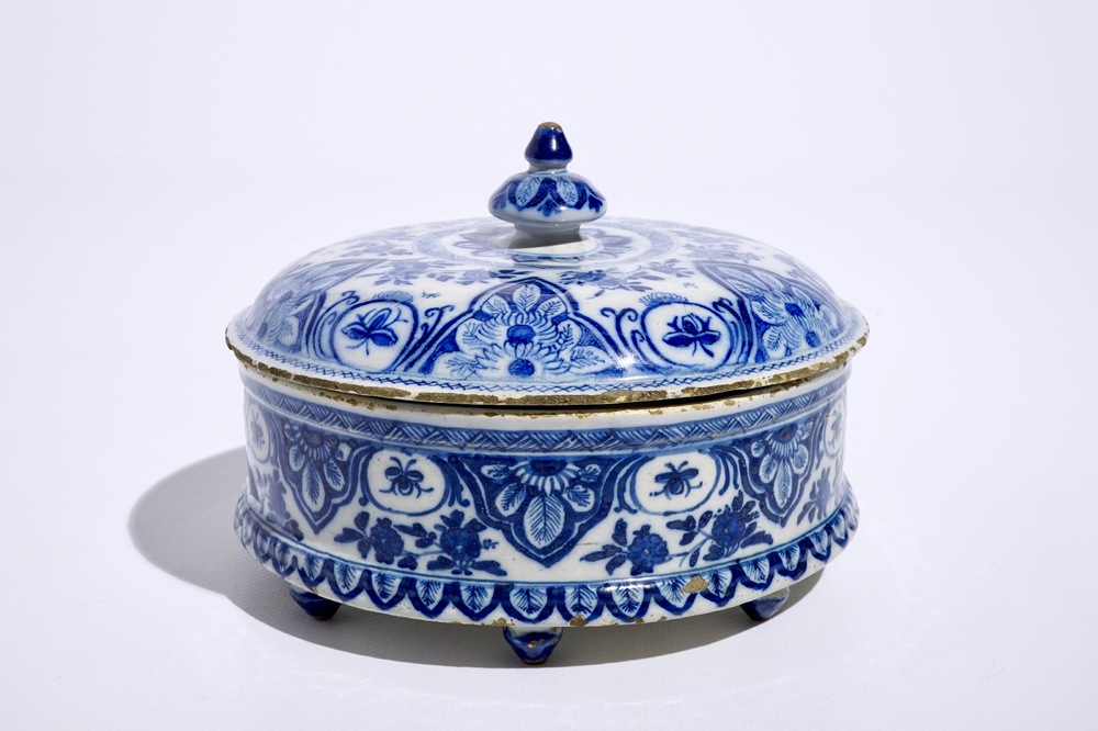 A round Dutch Delft blue and white spice box and cover, 18th C.