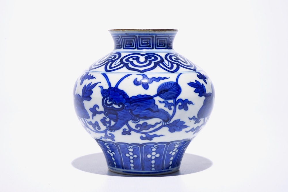 Un vase de forme balustre en porcelaine de Chine bleu et blanc &agrave; d&eacute;cor de lions bouddhistes, 19&egrave;me