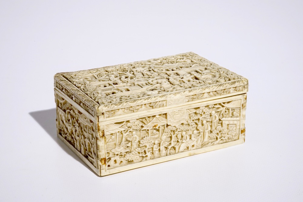 Une bo&icirc;te rectangulaire en ivoire sculpt&eacute;, Chine, Canton, 19&egrave;me