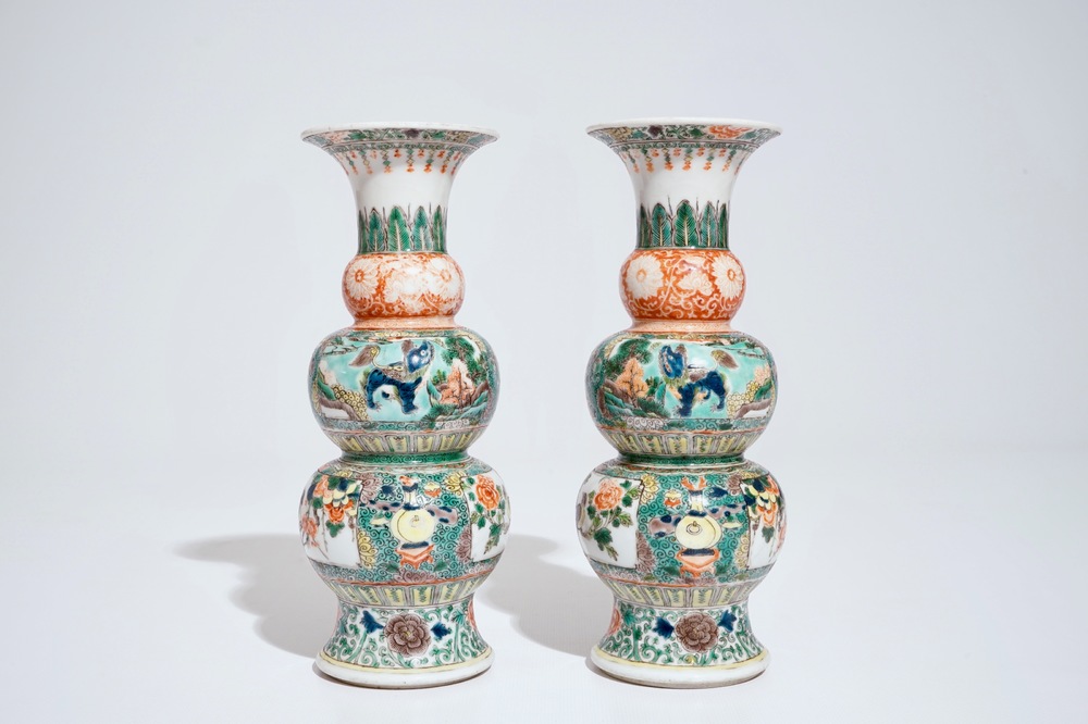 Une paire de vases de forme triple gourde en porcelaine de Chine famille verte, 19&egrave;me