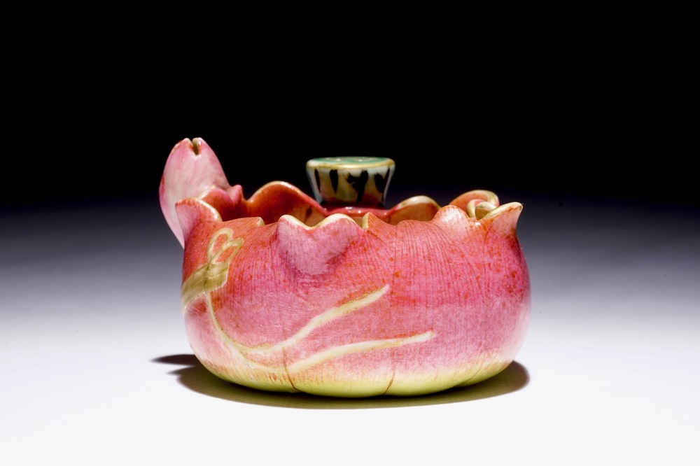Un lave-pinceaux en porcelaine de Chine famille rose en forme de lotus, Yongzheng