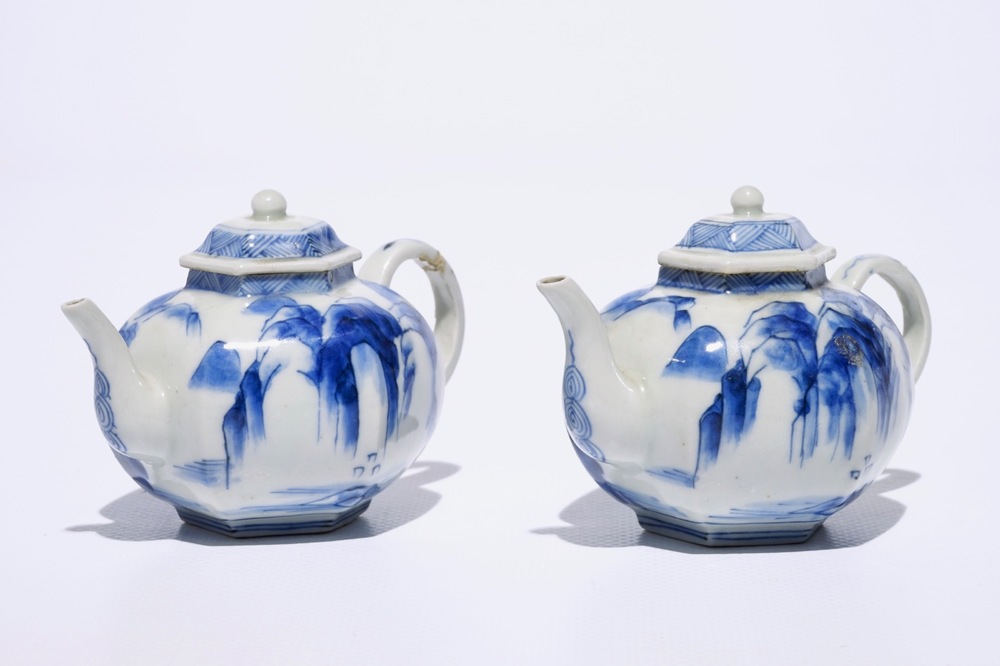 Een paar Japanse Arita miniatuur blauw-witte theepotten met landschapsdecor, Edo, 17e eeuw