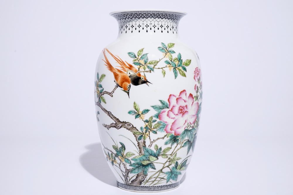 Un vase aux oiseaux sur branches fleuries en porcelaine de Chine famille rose, R&eacute;publique, 20&egrave;me