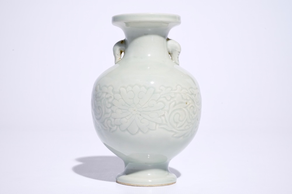 A fine Chinese celadon vase with incised lotus design, 18/19th C.