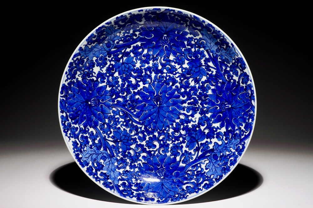 Un plat en porcelaine de Chine bleu et blanc exceptionnel aux rinceaux de lotus, Kangxi