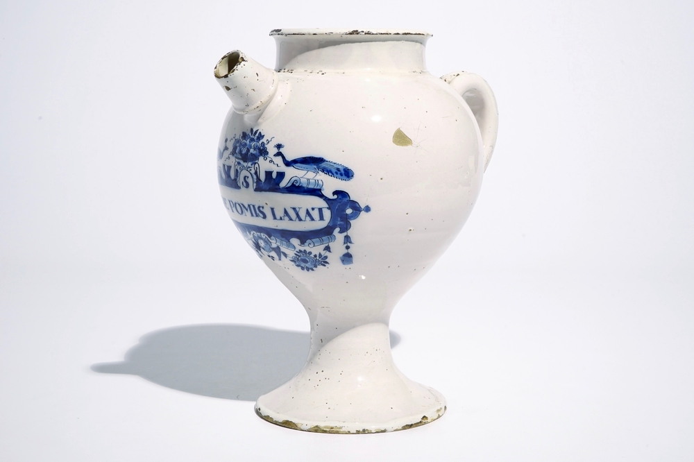 Een grote blauw-witte Delftse siroopkan &quot;S. De Pomis Laxat&quot;, 18e eeuw