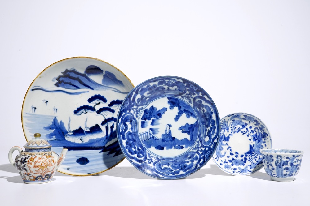 Une th&eacute;i&egrave;re, deux assiettes et une tasse et soucoupe en porcelaine de Japon Arita et Imari, 17/18&egrave;me