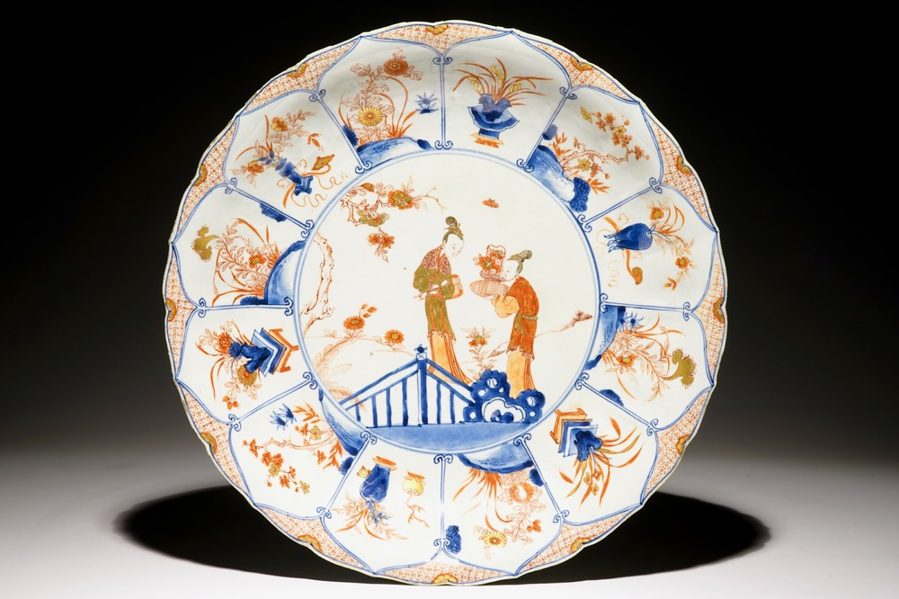 Un grand plat en porcelaine de Chine de style Imari &agrave; d&eacute;cor de femmes dans un jardin, Kangxi/Yongzheng