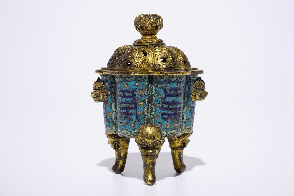 Un br&ucirc;le-parfum tripod en bronze dor&eacute; et cloisonn&eacute;, marque de Qianlong, 18/19&egrave;me