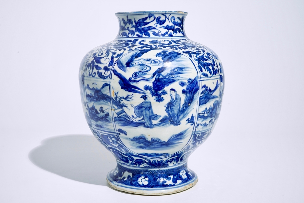 Un vase de forme balustre en porcelaine de Chine bleu et blanc, Ming, Wanli