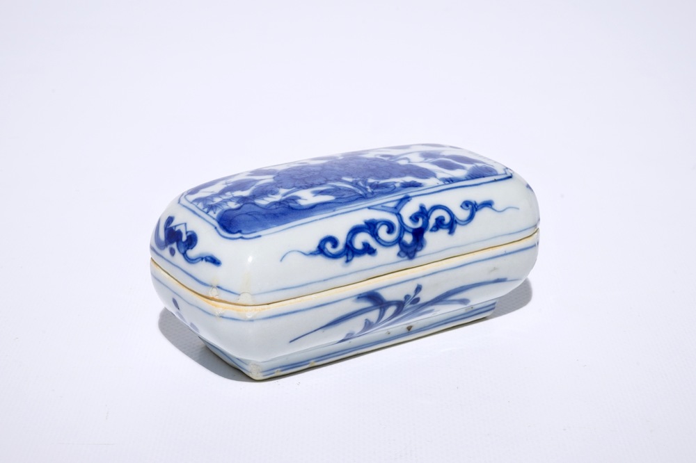 Une bo&icirc;te couverte pour noix de b&eacute;tel en porcelaine de Chine bleu et blanc, Ming, Wanli