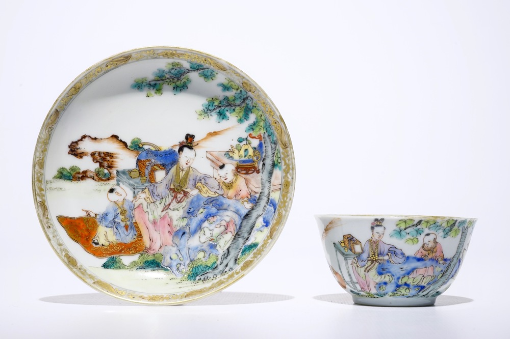 Une tasse et soucoupe en porcelaine de Chine famille rose coquille d'oeuf &agrave; d&eacute;cor d'une femme avec deux gar&ccedil;ons, Yongzheng