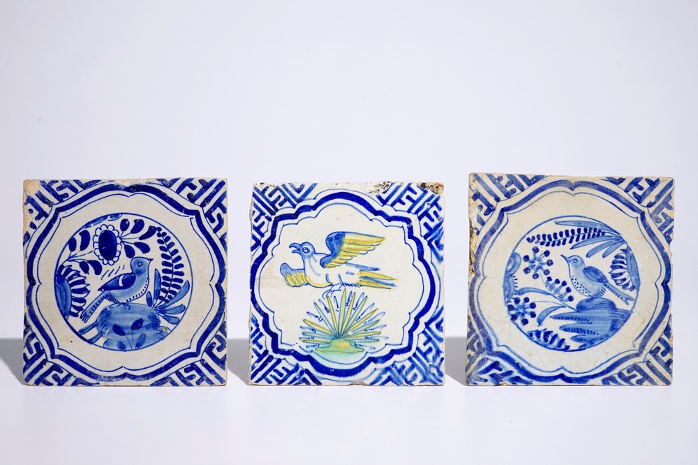 Drie Delftse tegels met polychroom vogeldecor en blauw-wit chinoiseriedecor, vroeg 17e eeuw