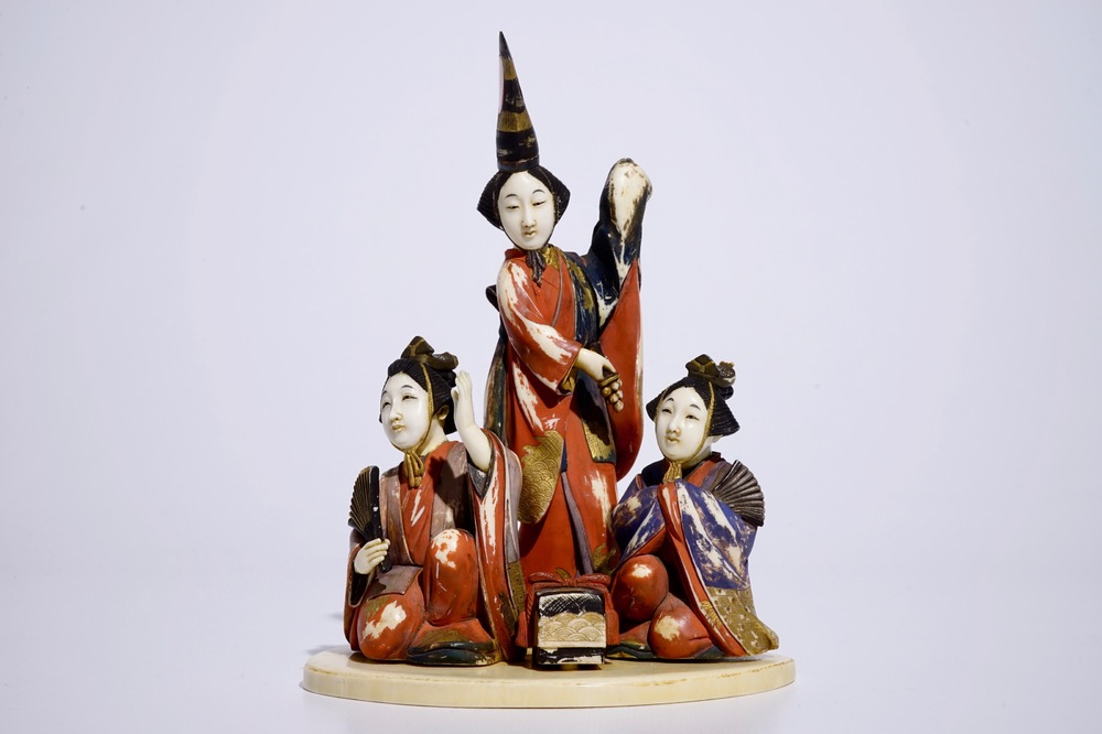 Un okimono en ivoire polychrome figurant des femmes offrant un cadeau, Japon, Meiji, d&eacute;but du 20&egrave;me