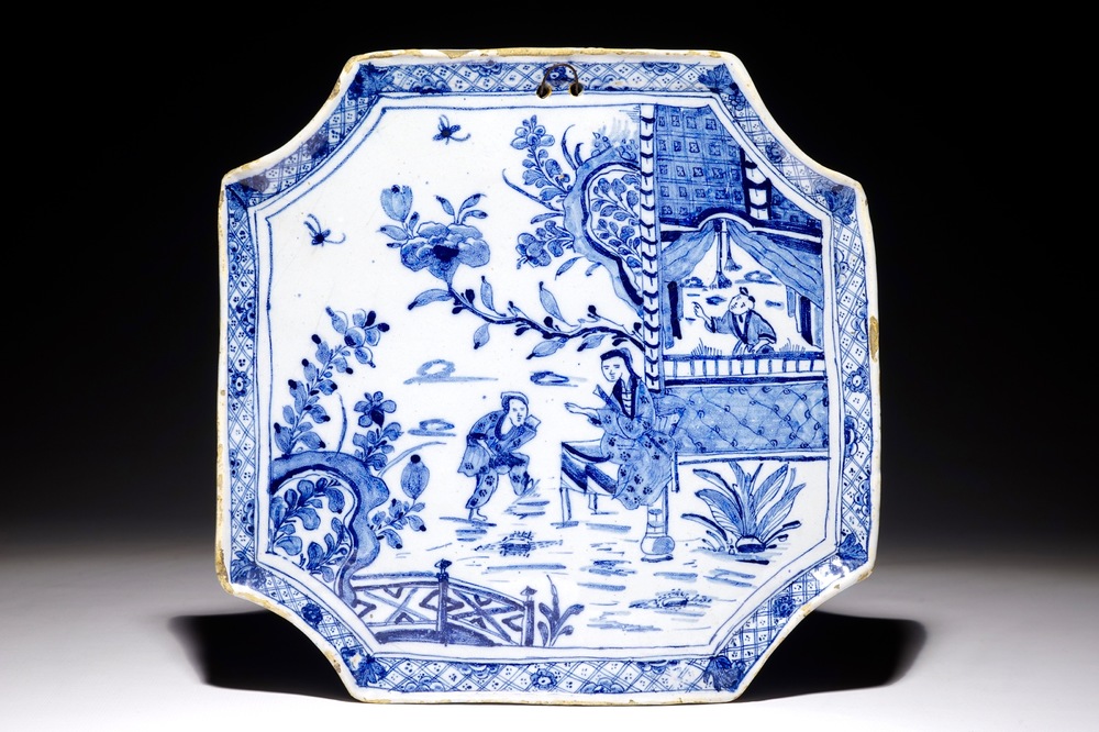 Une plaque en fa&iuml;ence de Delft bleu et blanc &agrave; d&eacute;cor chinoiserie, 18&egrave;me