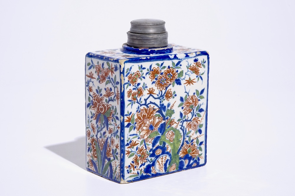 A rectangular Dutch Delft cashmire palette tea caddy with pewter lid, ca. 1700
