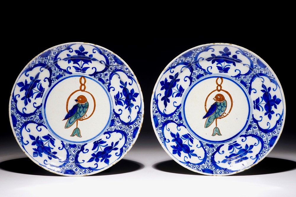 Une paire d'assiettes aux perroquets en fa&iuml;ence de Delft polychrome, 18&egrave;me