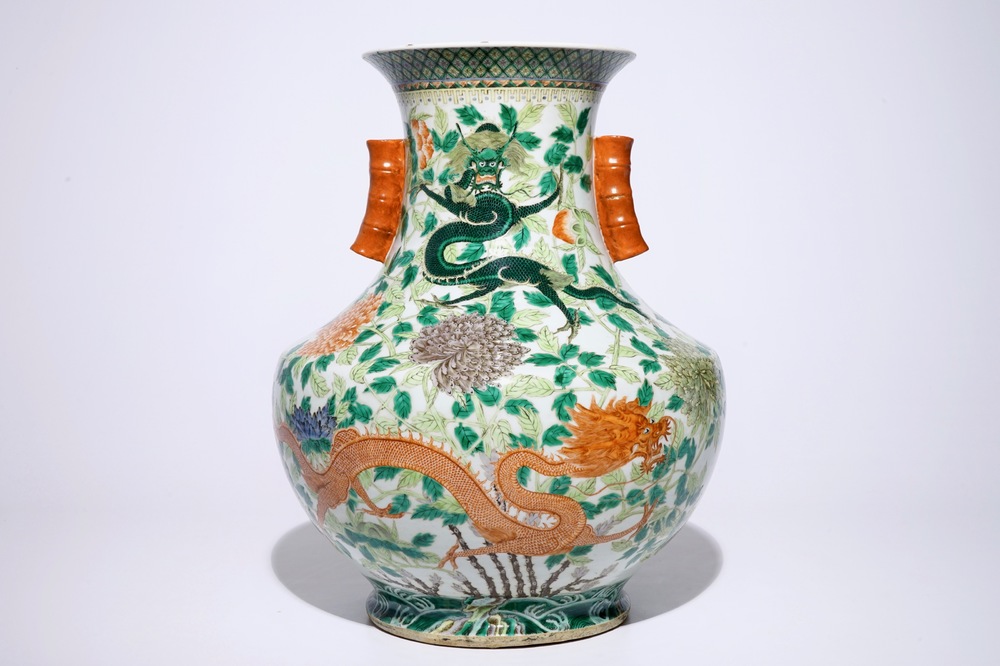 Un grand vase de forme hu aux dragons en porcelaine de Chine famille verte, 19&egrave;me