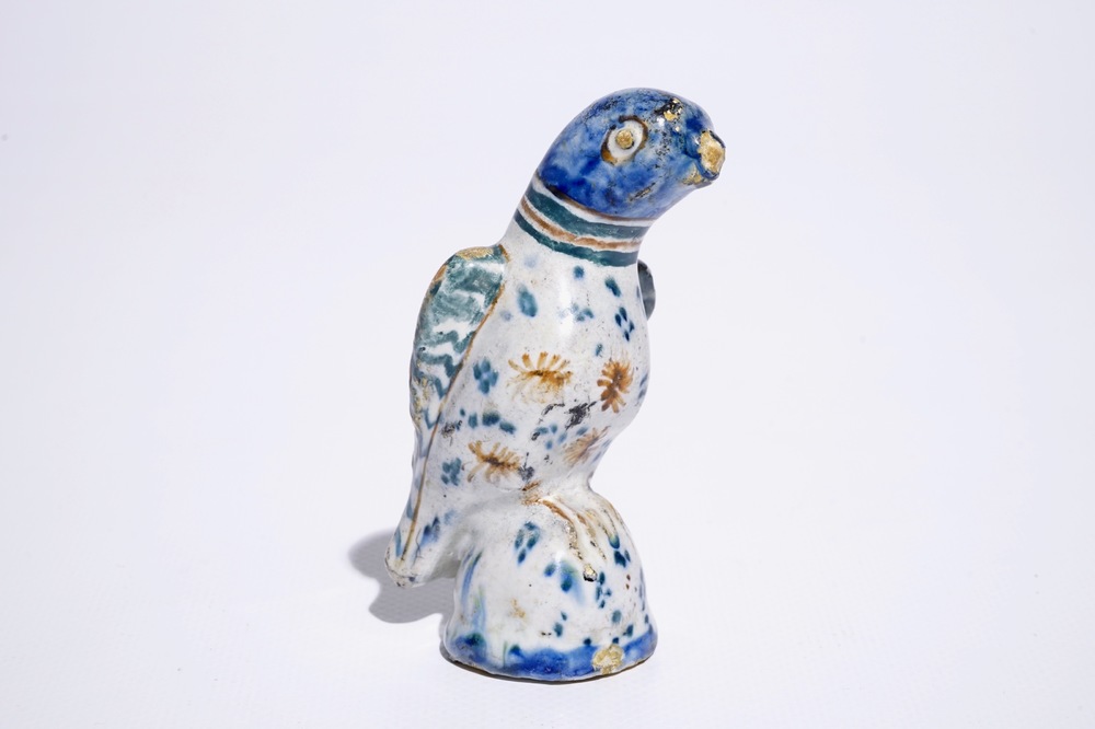 Un mod&egrave;le d'un perroquet en fa&iuml;ence de Delft polychrome, 18&egrave;me