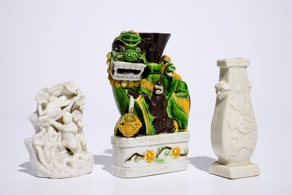 Un vase et un groupe en blanc de Chine de Dehua et un br&ucirc;le-encens en forme de lion bouddhiste, Chine, 18/19&egrave;me