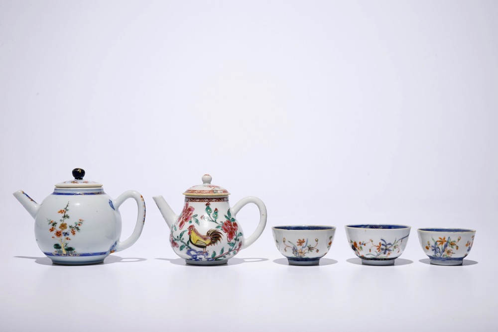A Chinese famille verte teapot with 3 cups, Kangxi and a famille rose rooster teapot, Yongzheng