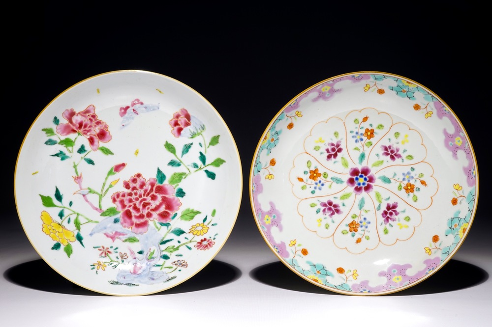 Deux assiettes en porcelaine de Chine famille rose, dont un avec un papillon parmi des pivoines, Yongzheng/Qianlong