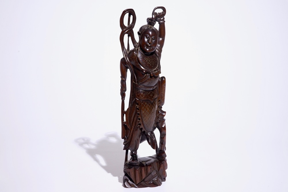 Une grande figure en bois sculpt&eacute; et incrust&eacute;, Chine, 19/20&egrave;me