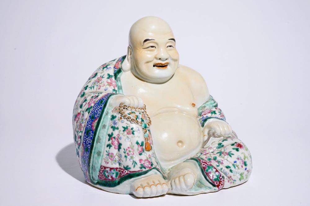 Un grand mod&egrave;le de Bouddha en porcelaine de Chine famille rose, 19/20&egrave;me