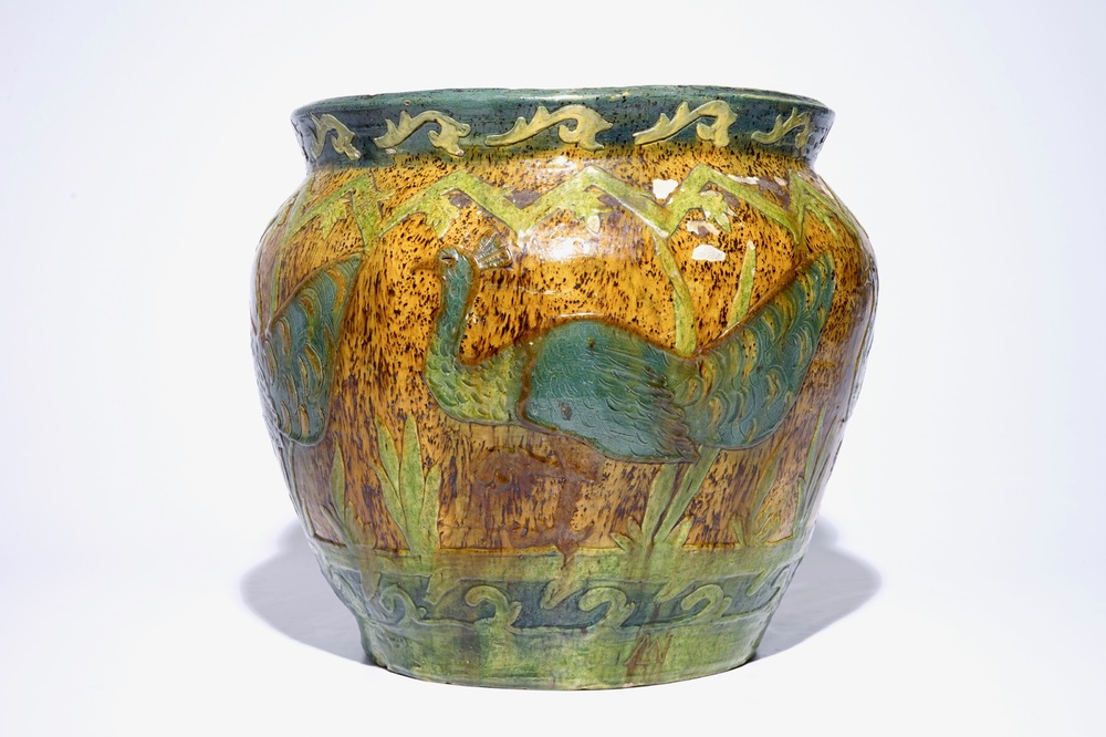 Un grand cache-pot en poterie flamande &agrave; d&eacute;cor de paons, sign&eacute; LMV, Torhout, vers 1900