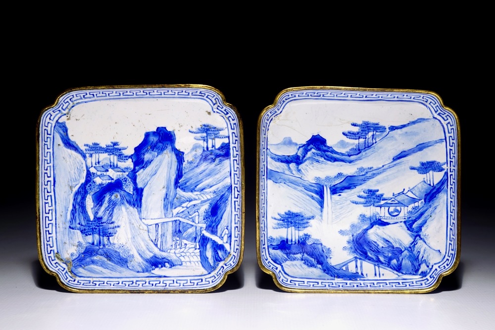 Een paar vierkante blauw-witte Chinese schaaltjes in Canton emaille, 18e eeuw