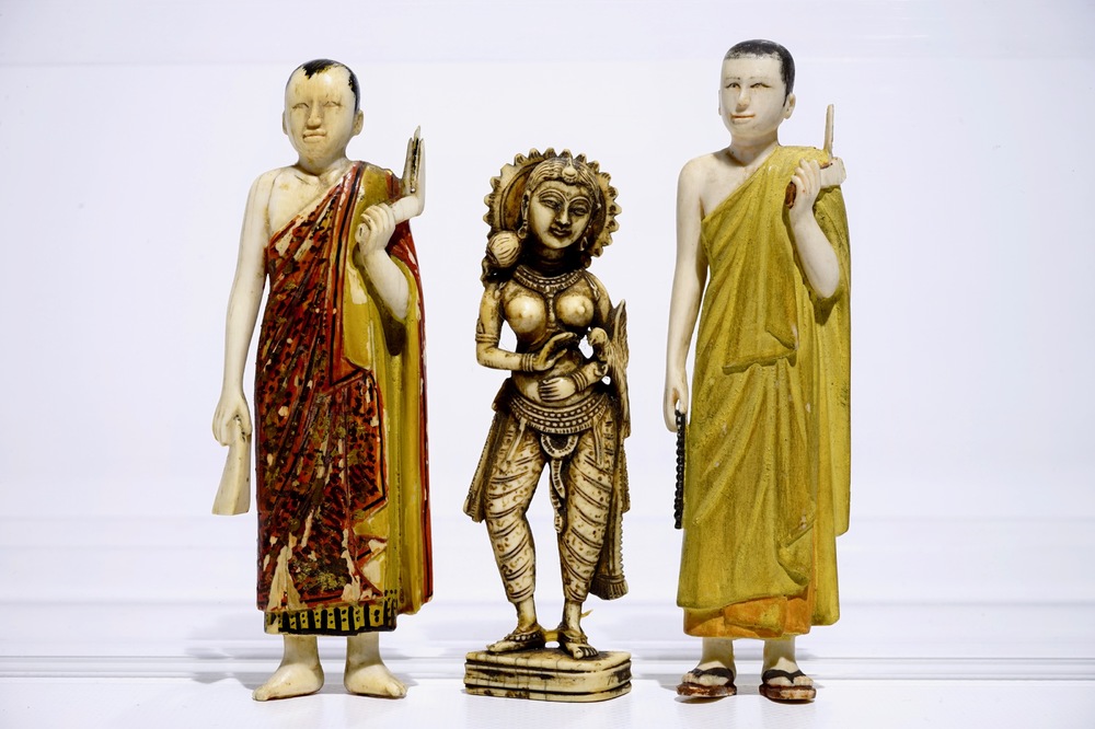 Een Indisch ivoren figuur van Parvati en twee polychrome figuren van dienaars, 18/19e eeuw