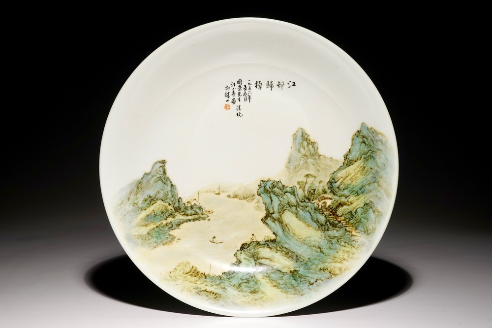 Un plat en porcelaine de Chine qianjiang cai &agrave; d&eacute;cor d'un paysage, 19/20&egrave;me