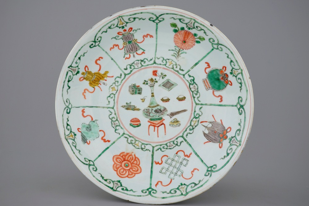 Un plat en porcelaine de Chine famille verte aux symboles tao&iuml;stes, Kangxi