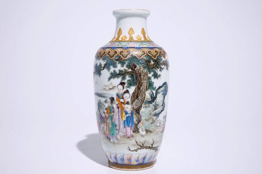 Un vase en porcelaine de Chine famille rose &agrave; d&eacute;cor de figures dans un paysage, 20&egrave;me