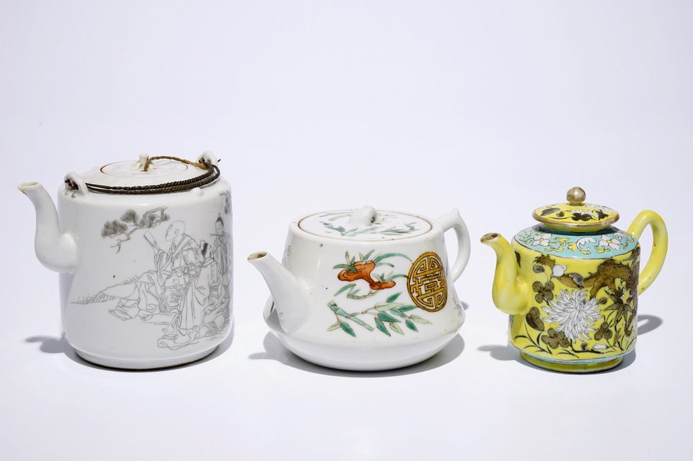 Trois th&eacute;i&egrave;res couvertes en porcelaine de Chine, 19&egrave;me