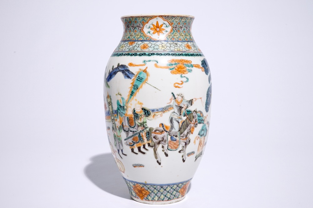 Een Chinese famille verte kogelvormige vaas met krijgers, 19e eeuw