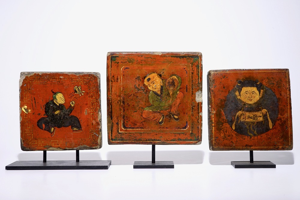 Een set van drie gelakte en beschilderde tegels, Tibet of Nepal, 19/20e eeuw