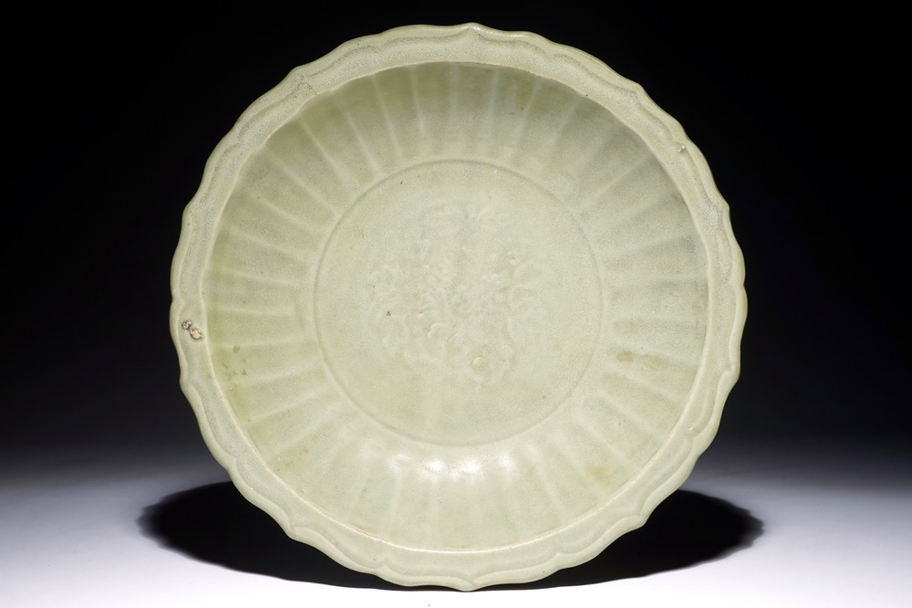 Un plat en c&eacute;ladon de Longquan &agrave; d&eacute;cor incis&eacute;, Chine, Dynastie Ming
