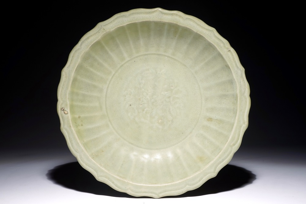 Een Chinese Longquan celadon schotel met onderglazuur decor uit een scheepswrak, Ming