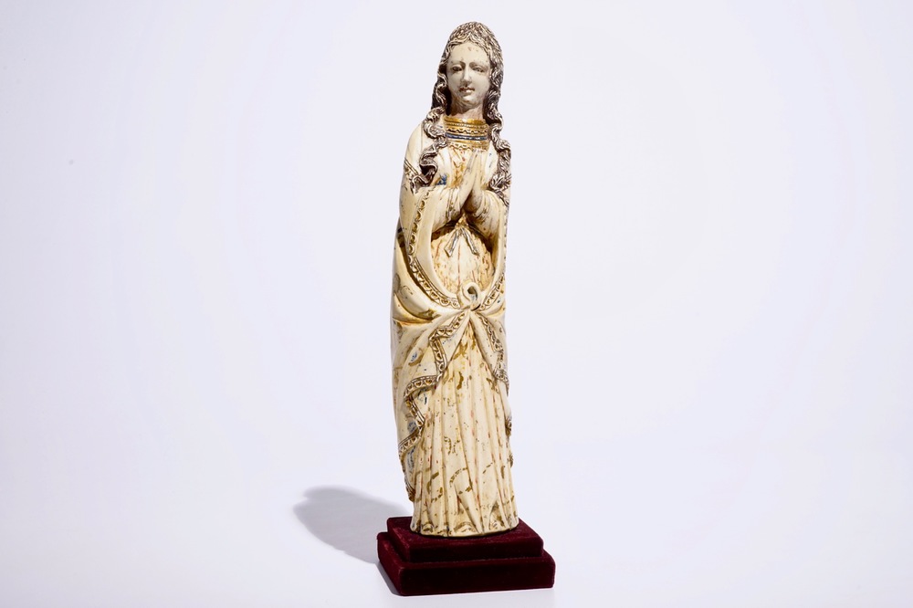 Un grand mod&egrave;le indo-portugais d'une Vierge en ivoire sculpt&eacute; polychrome, Goa, 17&egrave;me