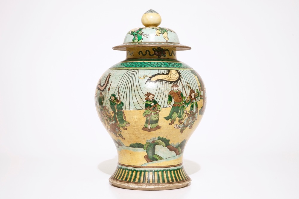 Un vase de forme balustre en porcelaine de Chine famille verte sur fond jaune, 19&egrave;me