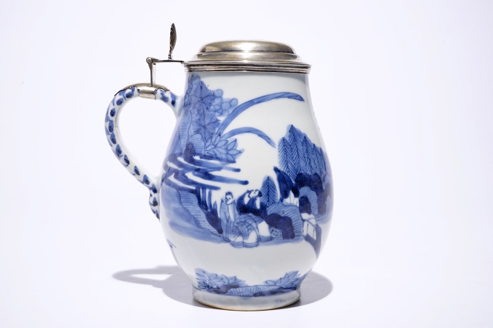 Une chope en porcelaine Arita de Japon bleu et blanc avec un couvercle en argent hollandais, Edo, 17&egrave;me