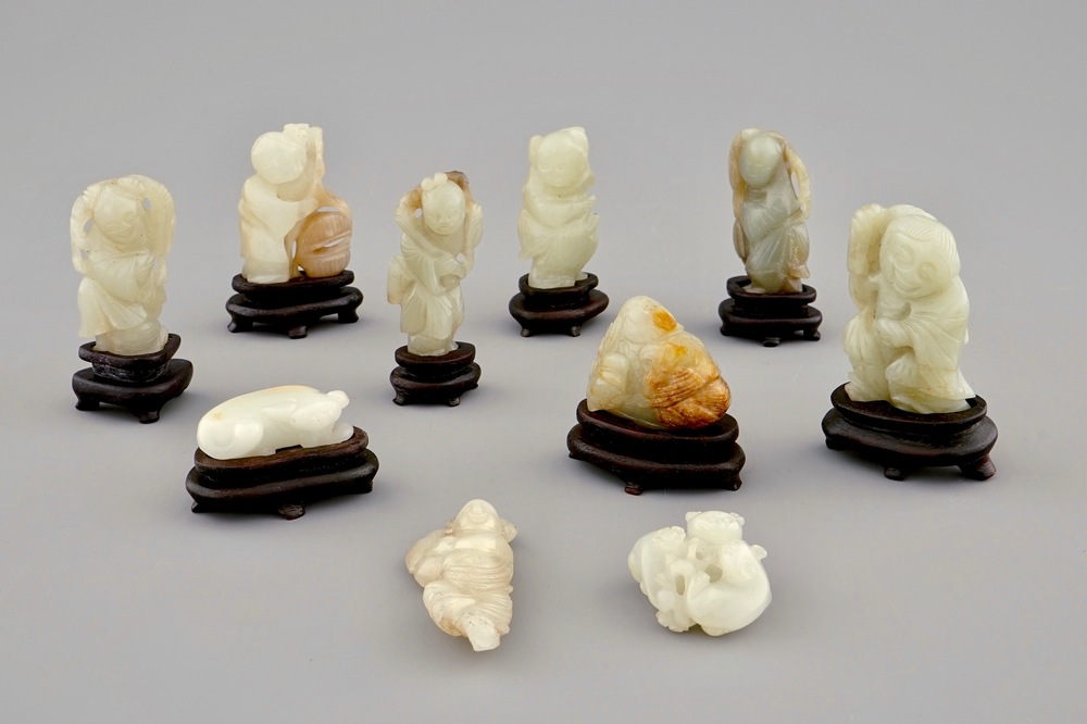 Tien diverse kleine jade sculpturen op houten sokkels, 19/20e eeuw