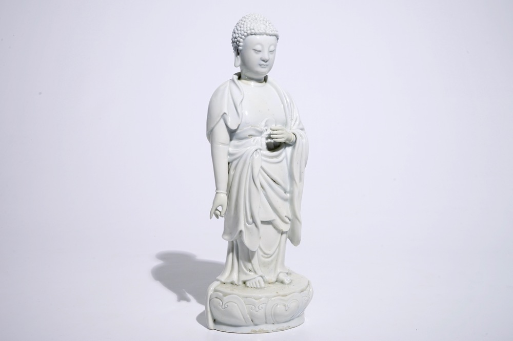 Un mod&egrave;le de Bouddha debout en blanc de Chine de Dehua, marque sur le dos, Kangxi
