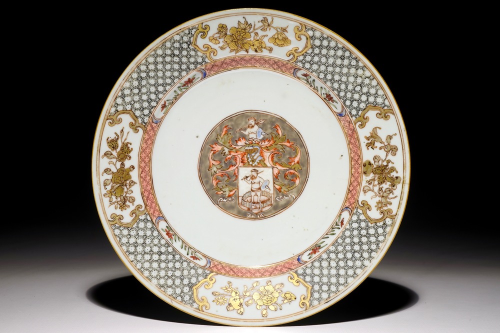 Une assiette armori&eacute;e de Tuineman en porcelaine de Chine famille rose pour le march&eacute; hollandais, Yongzheng