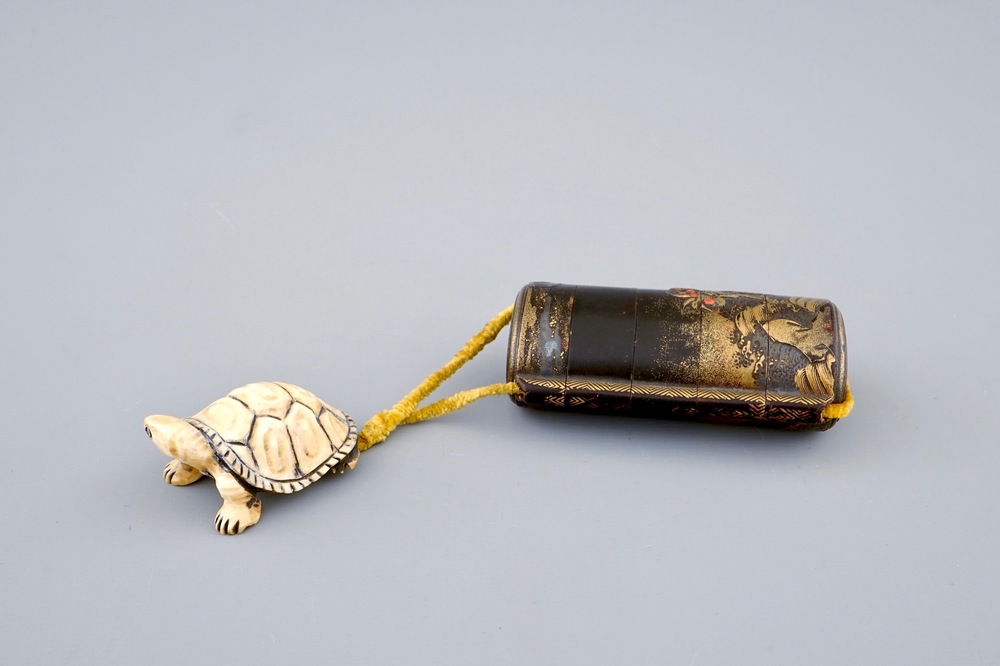 Een Japanse gelakte inro met schildpad netsuke in ivoor, Meiji, 19e eeuw