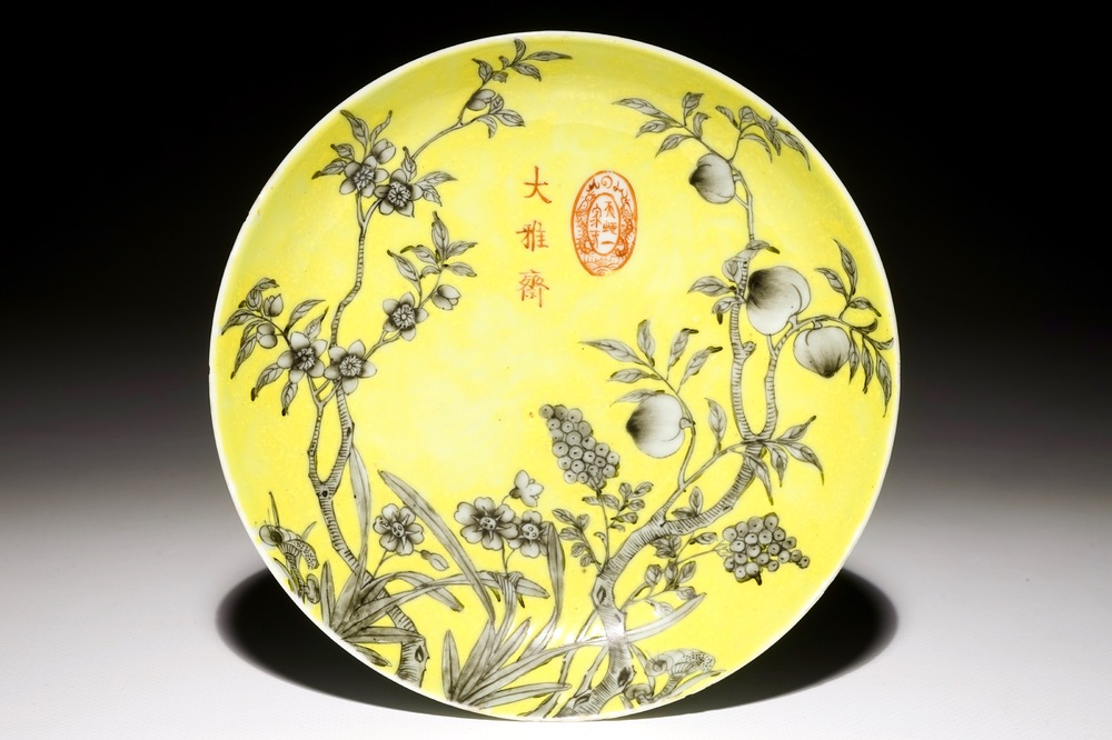 Een Chinees Dayazhai bord met grisaille decor op gele fondkleur, 19e eeuw