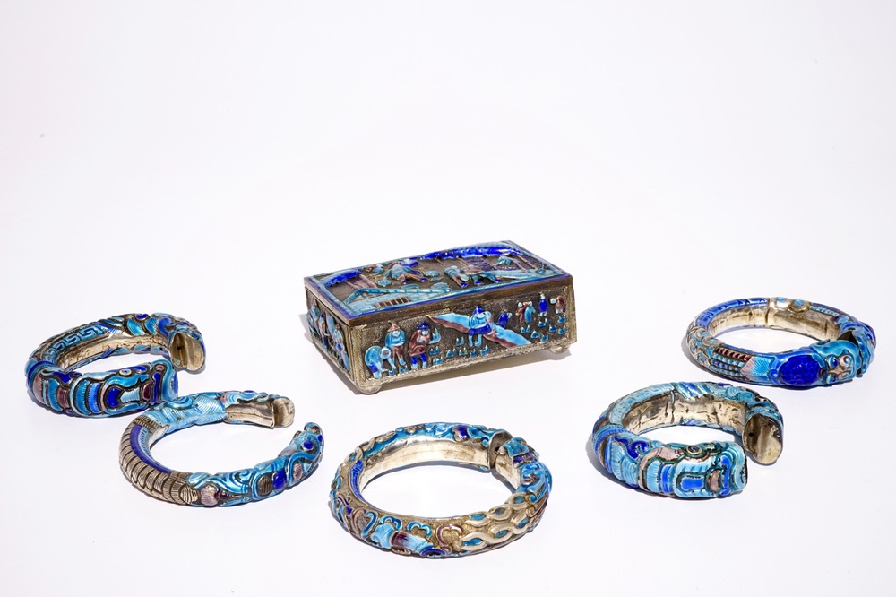 Une bo&icirc;te couverte et cinq bracelets en argent &eacute;maill&eacute;, Chine, 19&egrave;me