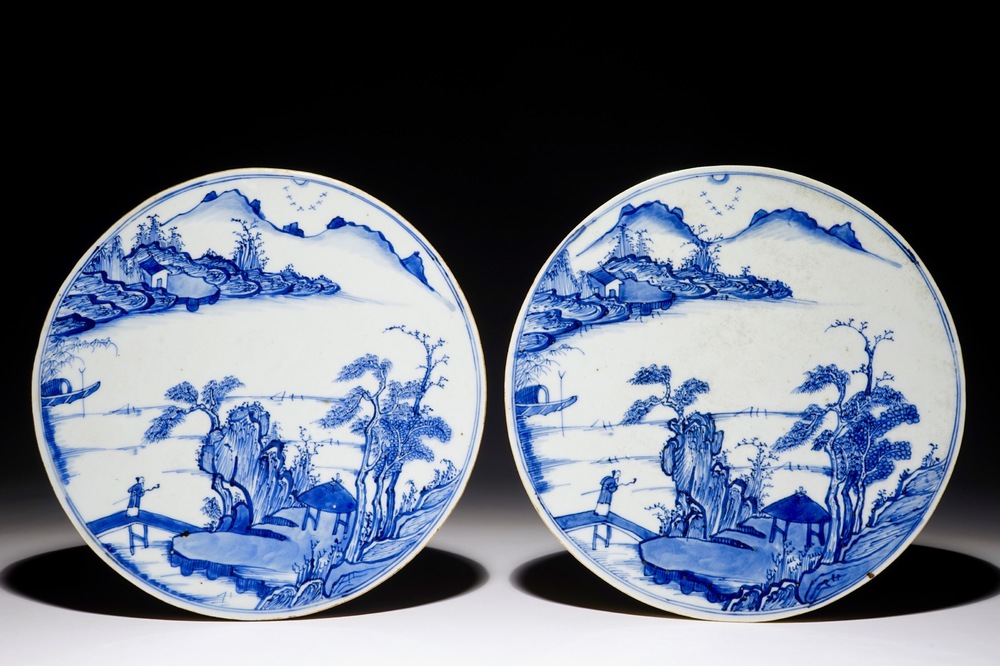 Een paar ronde blauw-witte plaquettes met fijn landschapsdecor, Kangxi