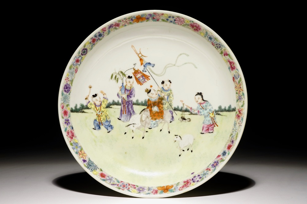 A Chinese famille rose dish with playing children, Republic, 20th C.